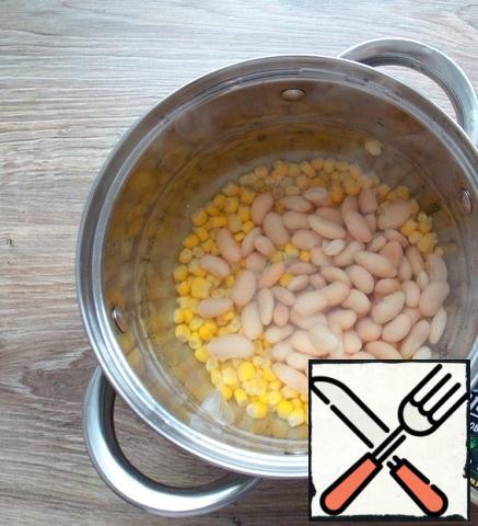 With beans, too, drain the water and add it to the pan with corn. Bring to a boil and salt to taste.