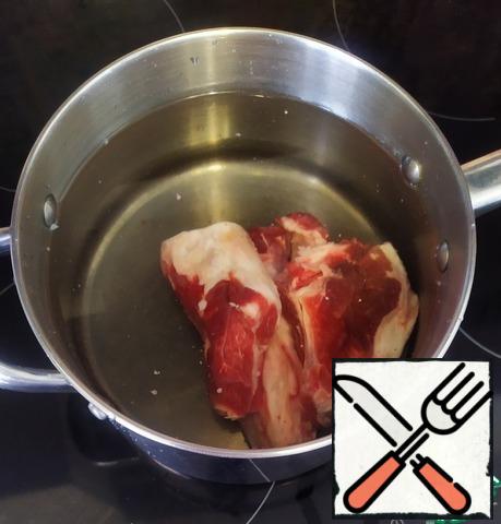 To prepare bone broth, you need to take bones (beef, pork or lamb). Wash the bones in cold water, changing it two or three times. In a deep pan of small diameter, put the prepared bones and fill them with cold water.