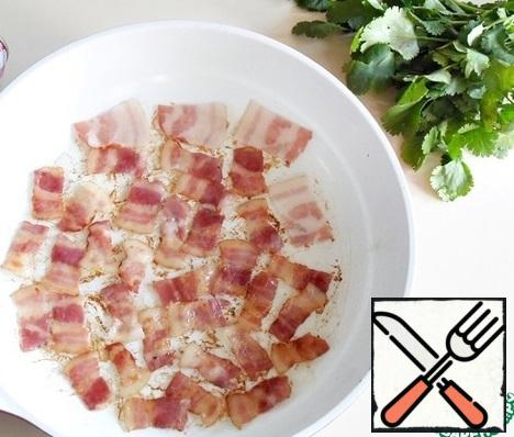 The soup is prepared easily and naturally. He is very little trouble.
And you should start with dry tomatoes. Wash them in running water, soak them, and set them aside.
Now it's bacon's turn. Cut it into small strips.
Fry on both sides until Golden brown.