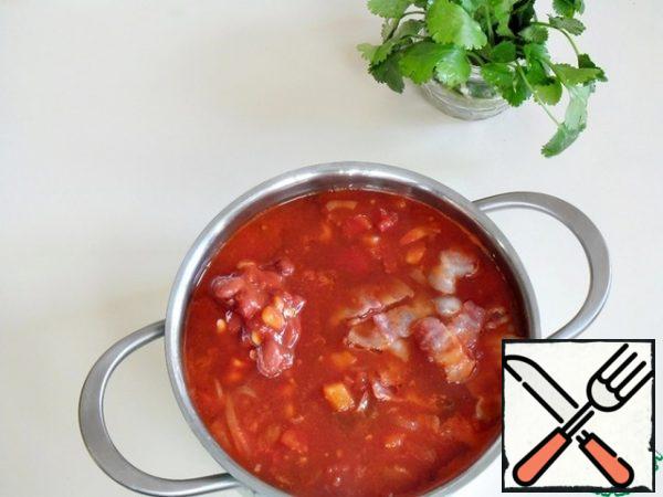 Pour the water/broth into a saucepan and bring to a boil.
You can take from one liter to one and a half liters of water, depending on how thick you want to cook the soup.
Pour the contents of the pan into the boiling liquid and add
the vegetable mixture and bacon. Adjust to taste - salt, pepper, sugar (be sure to add a pinch). Bring to a boil over low heat so that the vegetables "sweat" a little, and not boil violently.