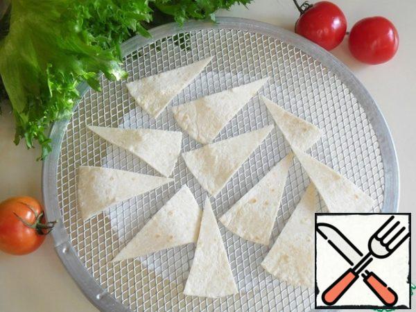 At this time, you can cook chips from tartlets or pita bread.
This step is optional.
Cut the tortilla into segments/squares/tortillas. Dry on the grill in a hot oven or microwave.