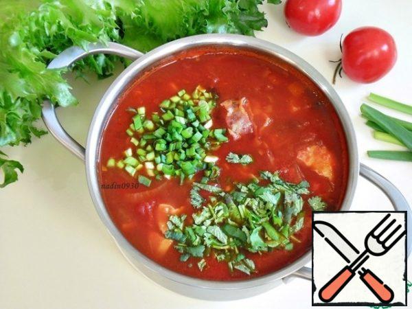 Cut any greens of your choice, but with coriander it tastes better.
With a generous hand, pour the greens into the soup pot.
Mix it.