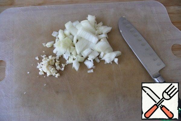 Onions and garlic are cleaned, crushed, fried in vegetable oil until light flavor.
I immediately take a pot with a thick bottom, in which I will continue to cook soup.