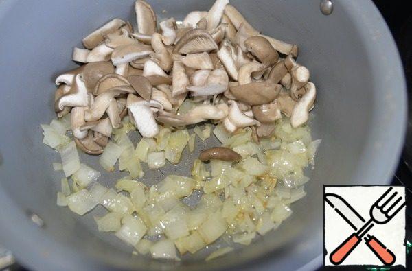 Fry the mushrooms and onions over medium heat for 5 minutes.