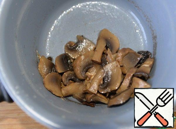We take pickled mushrooms, put them in the soup, I have my own mushrooms. Cook the soup on medium heat for 15 minutes.