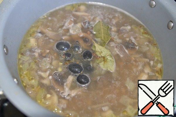 For 5 minutes until ready, take the pitted olives. Put the olives in the soup, also at the same time put salt, pepper mixture, Bay leaf.