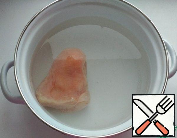 Pour 800 ml of water into a saucepan, lay out the chicken fillet. Cook for 20 minutes.