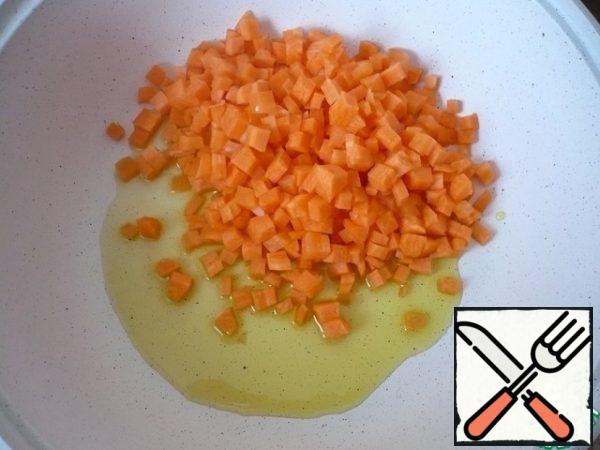 Peel the onion, garlic and carrots. Then chop the garlic, and cut the onion and carrot into small cubes.
To prepare the soup, I took a pan-roaster with a volume of 3 liters (thank you for the wonderful gift from the cook). Pour olive oil, heat and fry the sliced carrots.