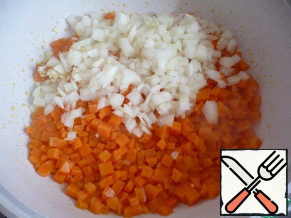Then add the chopped onion and crushed garlic, fry the vegetables for 5 minutes until Golden. Garlic should give its flavor.