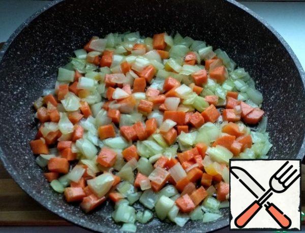 Peel the onions and carrots, wash them and cut them into cubes. Fry in olive oil until the onion is soft.