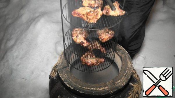 Fry the marinated meat. This can be done on coals, in a frying pan, in the oven. But we chose the tandoor. So...
put the pickled meat on the tandoor grill. When the tandoor is ready, load the meat grate into it and close all the doors. Leave for 15 minutes, then open and remove the mesh. Remove the meat and serve it to the table.