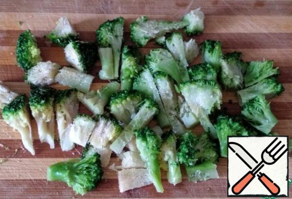 Broccoli, if necessary, defrost, cut at random.