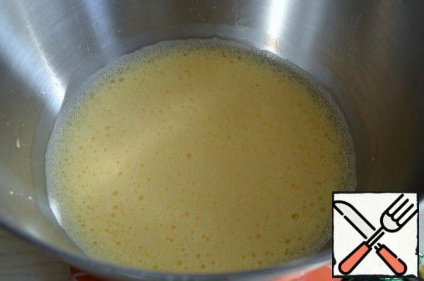 Turn on the oven to warm up.
Beat eggs with salt until fluffy,
3-5 minutes. Add condensed milk and mix until smooth.