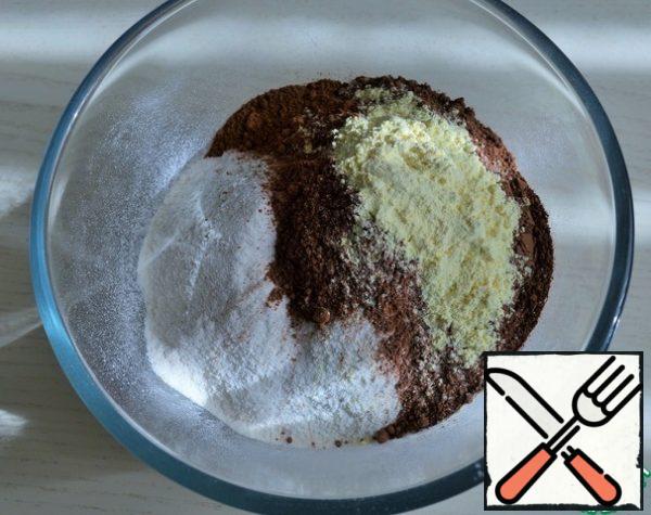 In a bowl, mix the dry products: flour, cocoa powder and baking powder (in my case, baking powder with saffron).
Add to the bowl of the mixer and mix until smooth.