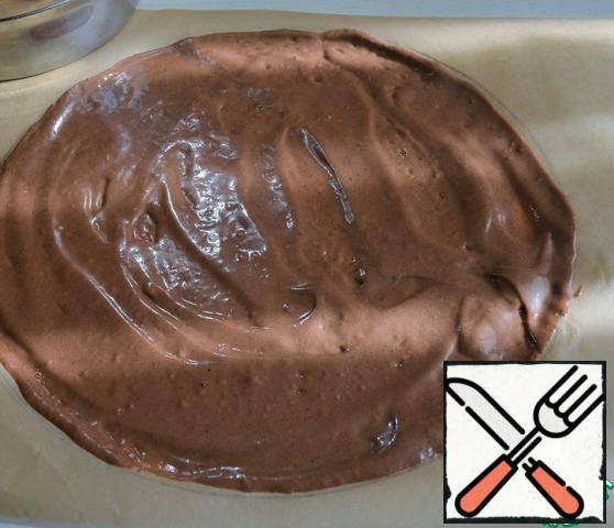 Use a spoon to distribute the pattern.
Place in a preheated oven, bake for 5-7 minutes, at 180 degrees.