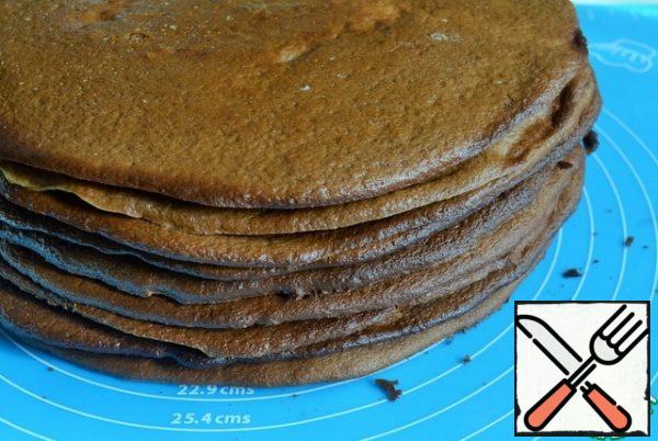 Bake 9-10 cakes.
Cool completely, only then you can put a stack, warm they are very sticky.
