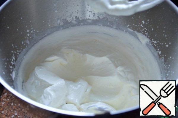 Before assembling the cake, prepare the cream -
beat the cooled cream, gradually introduce powdered sugar.