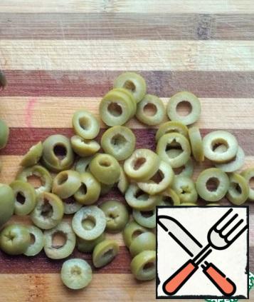 Drain the extra liquid from the olives and cut into rings. A minute before the end of cooking, add the soup to the pan. If desired, put a Bay leaf. Cover and let stand for 10-15 minutes.