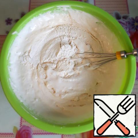 Sift the flour, gently enter the mass, stirring with a whisk or spatula movement from the bottom up.