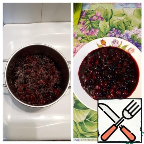Boil the berries with sugar for a few minutes, I have frozen berries.