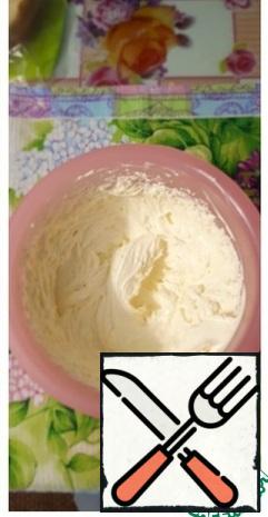 Prepare the cream. Cream, mascarpone and condensed milk beat with a mixer. Try for sweetness, you may want to add more condensed milk.