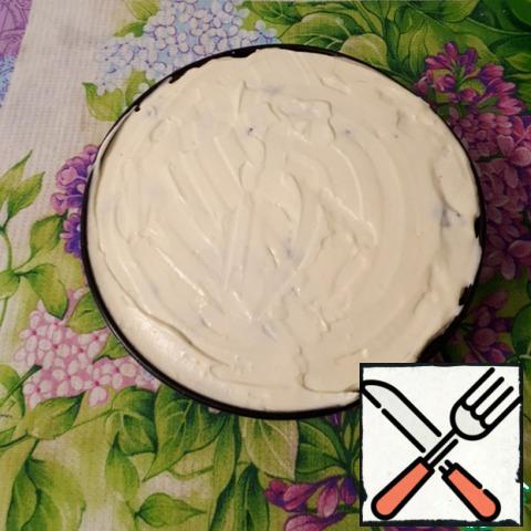 We do the same with the second and third cake. Collected to put the cake in the refrigerator overnight for impregnation.