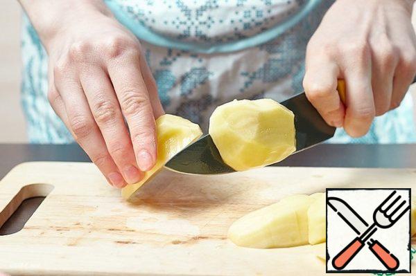 Boil the peas in 1.5 liters of water in a slow cooker on the "Quenching" mode. The time for installation is 1 hour. Cut the potatoes into large cubes. Add to the peas at the 30th minute of the program.