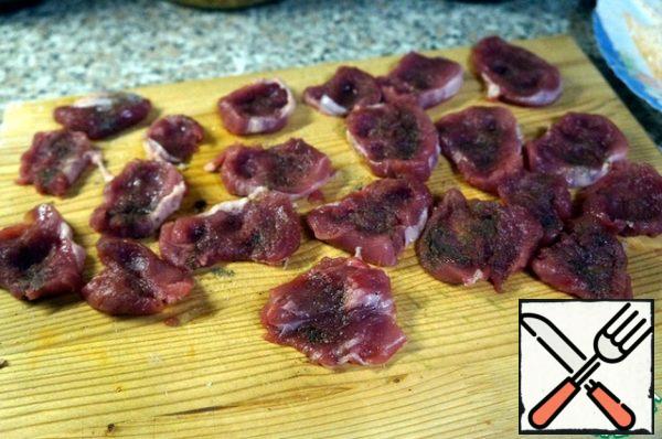2 method
Add salt and pepper to the sliced meat pieces on both sides.