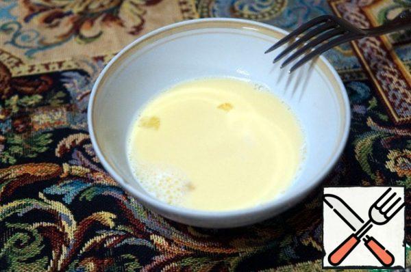 Make a lezon: break the egg into a bowl, pour in the same milk or cream, beat with a fork or whisk.