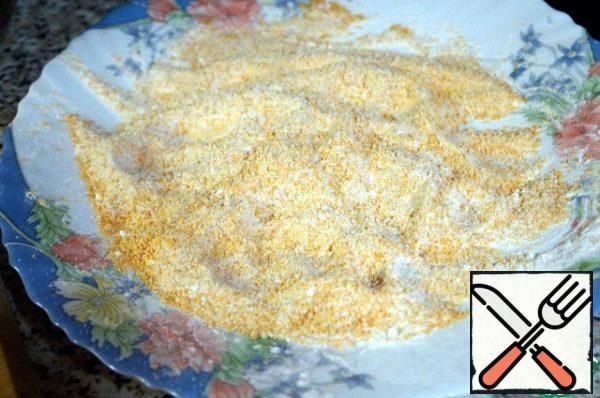 In the dish, pour the starch, breadcrumbs, mix well.