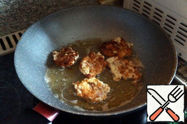 In a wok or just a deep frying pan, heat the vegetable oil strongly.
Dip the pieces of meat in the broth, then in a mixture of breadcrumbs and starch and fry until golden brown.