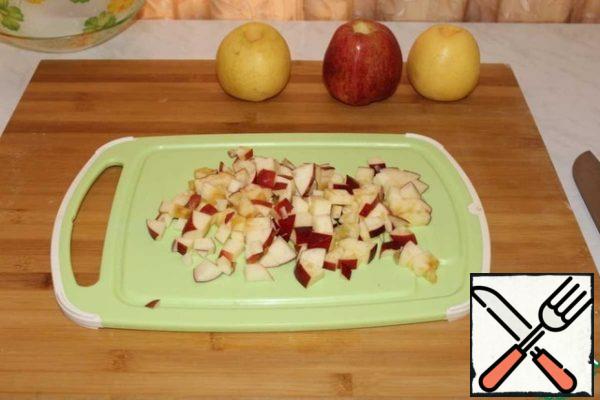 Preparing the filling. Cut the apples into cubes.