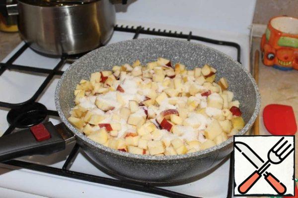 Put the apples in the pan. Add the sugar and simmer for 5-7 minutes.