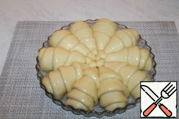 We put it in the form. Leave to rise for 15-20 minutes. Lubricate the yolk with a small amount of water. Bake at 190 degrees for 25-30 minutes.