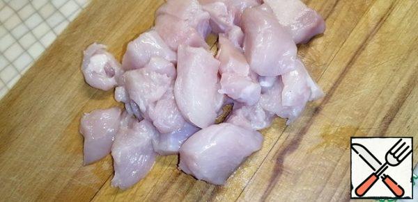 Cut the chicken fillet into large pieces. Transfer to a saucepan, cover with water and put on fire. As it boils, remove the resulting foam and cook for 5 minutes.