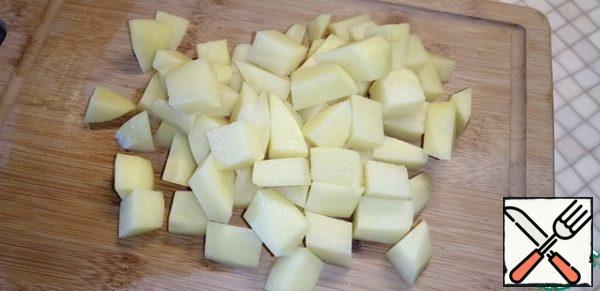 Cut the potatoes into large cubes and put them in a pot. Cook for 5 minutes.