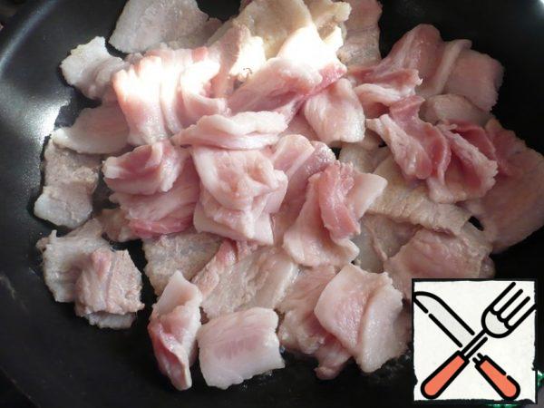 In a roasting pan, fry the bacon for about 3 minutes until it is half cooked.