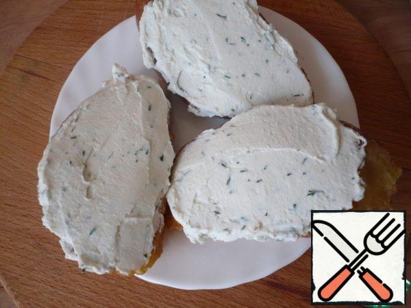 Spread the toasted bread with a thick layer of goat cheese (I have goat cheese with fresh herbs) and cut into croutons 2 cm each.