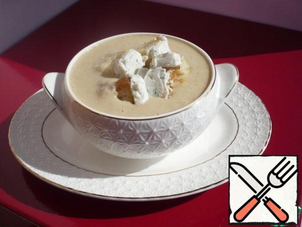 Serve the soup, pour into small portions, put croutons with goat cheese on top and sprinkle with ground black pepper. Enjoy your meal!