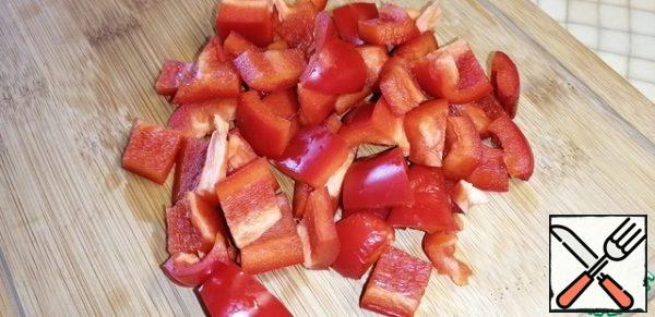 Bulgarian pepper is also cut into large cubes. Add the remaining ingredients to the pan. Cook over a moderate heat for 5 minutes.