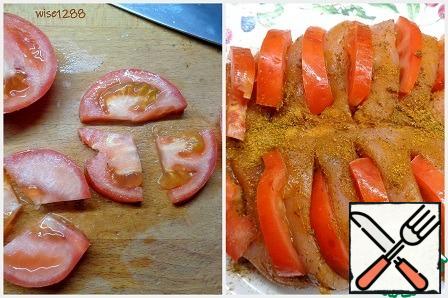 Cut the tomato into plastic pieces and cut each plastic into three parts. Slices of tomato to insert into each cut on the breast.