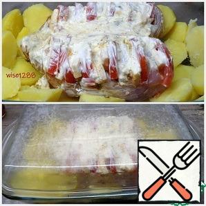 In the center of the form, put the oiled breast on the potatoes. Cover the form with a lid or foil and put it in the oven. Bake at 180 degrees for 35 minutes.