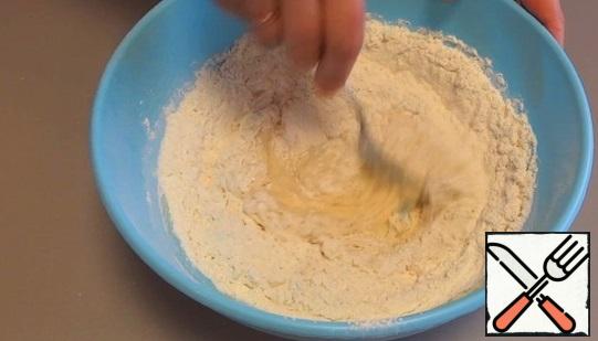 In small portions, sifting, I introduce flour. Knead the soft dough.