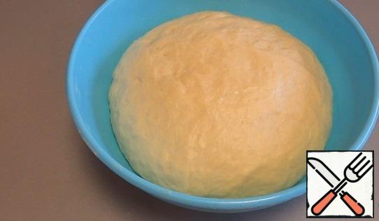 I knead the dough and divide it into 6-8 pieces (it is more convenient to do this with greased hands). I give each piece a rounded shape.