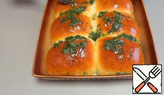 Taking out the pampushki from the oven, immediately cover them with garlic filling. 