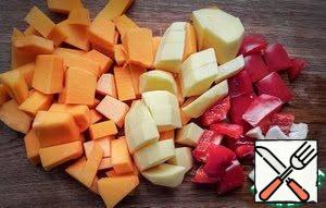 Cut the pumpkin, potatoes, pepper, garlic.