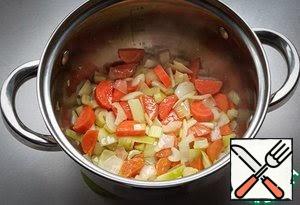 In a pot with a thick bottom, heat the vegetable oil.
Then cook the onion, carrot, celery for 3-4 minutes.