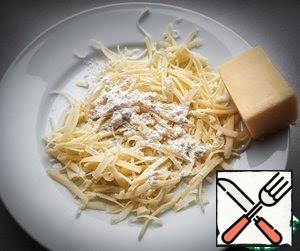 For cheese chips, grate the cheese on a large grater.
I have Dutch cheese in my photo. Cooked with Parmesan and Cheddar.
Any hard cheese with a high fat content that melts well will do.
Sprinkle the cheese with flour and mix.