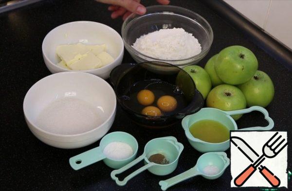 Sift the flour together with baking powder and soda.
Apples 5 medium pieces, but you can safely take 6-7. The amount of dough allows for more fillings.
Spices-optional. I have: cinnamon, ginger, nutmeg.
Oil of 82% fat content.