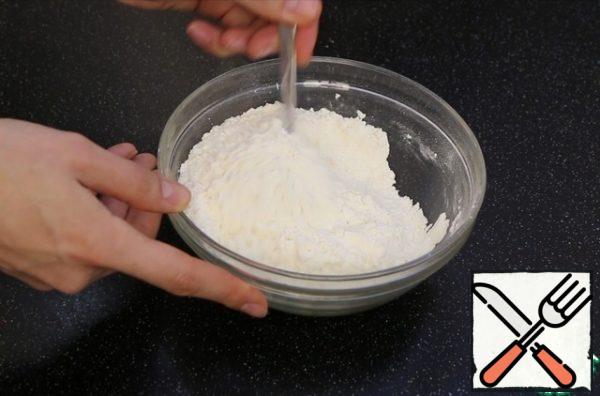 Mix the flour with baking powder, baking soda and spices. Mix it.
